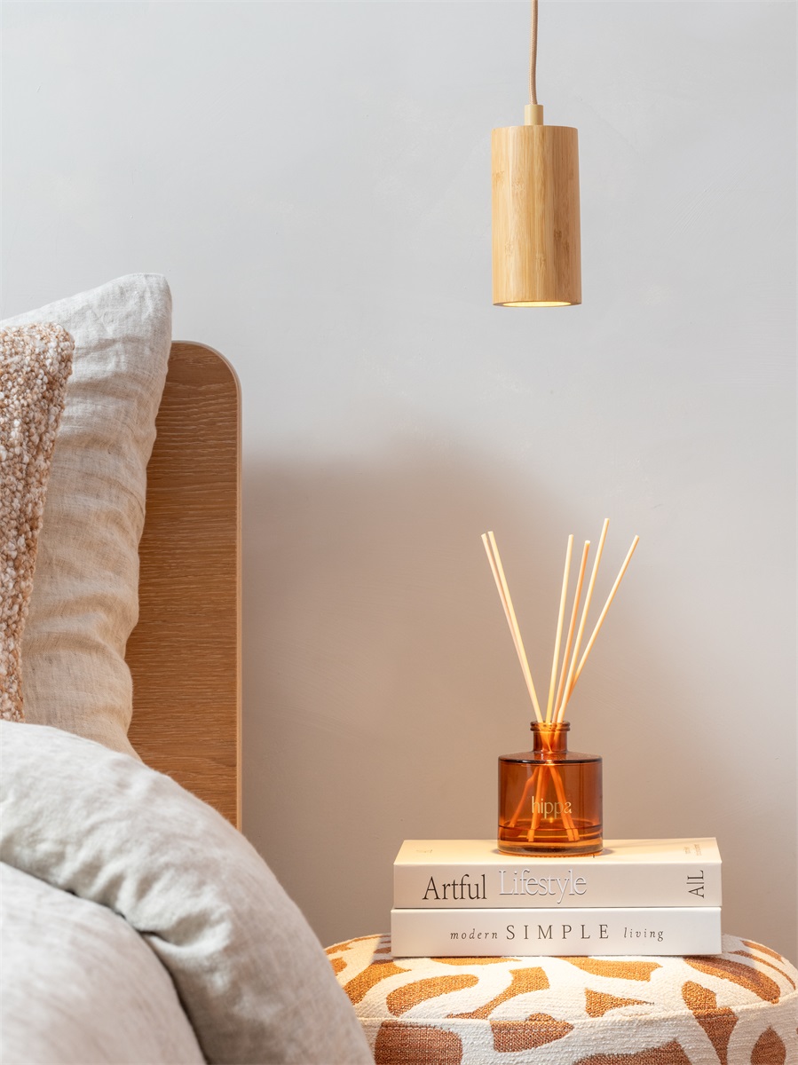 Suspension Java — Cylindre Bambou Suspension Java cylindre bambou en situation dans une chambre