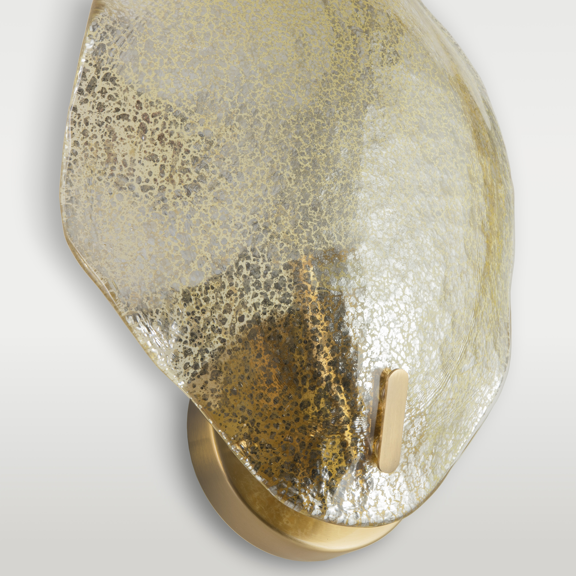 Applique Murale Wellington — Feuille en Verre Ambré par Cosmolight Détail du verre soufflé texturé de l'applique murale Wellington