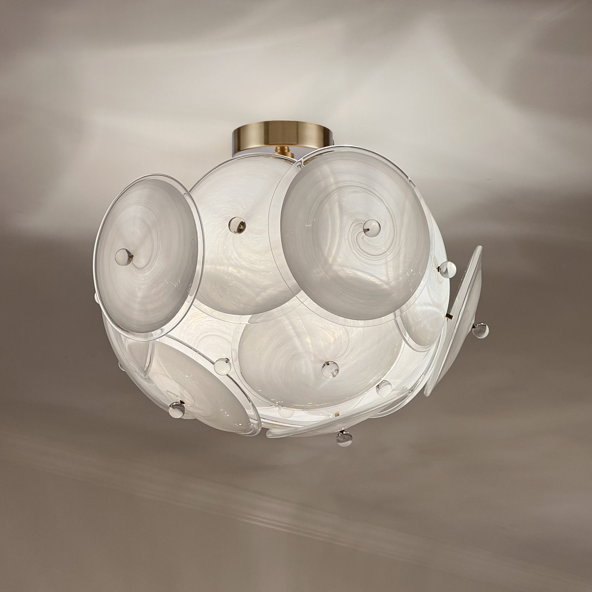 Suspension Arden — Fleur en Verre Blanc par Cosmolight Suspension Arden — Fleur en Verre Blanc en situation
