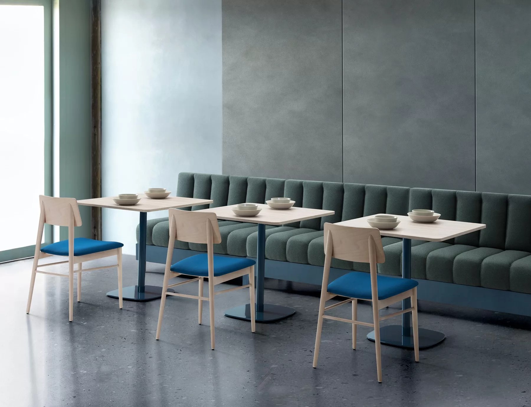 Banquette ERA installée dans un restaurant avec tables et chaises assorties