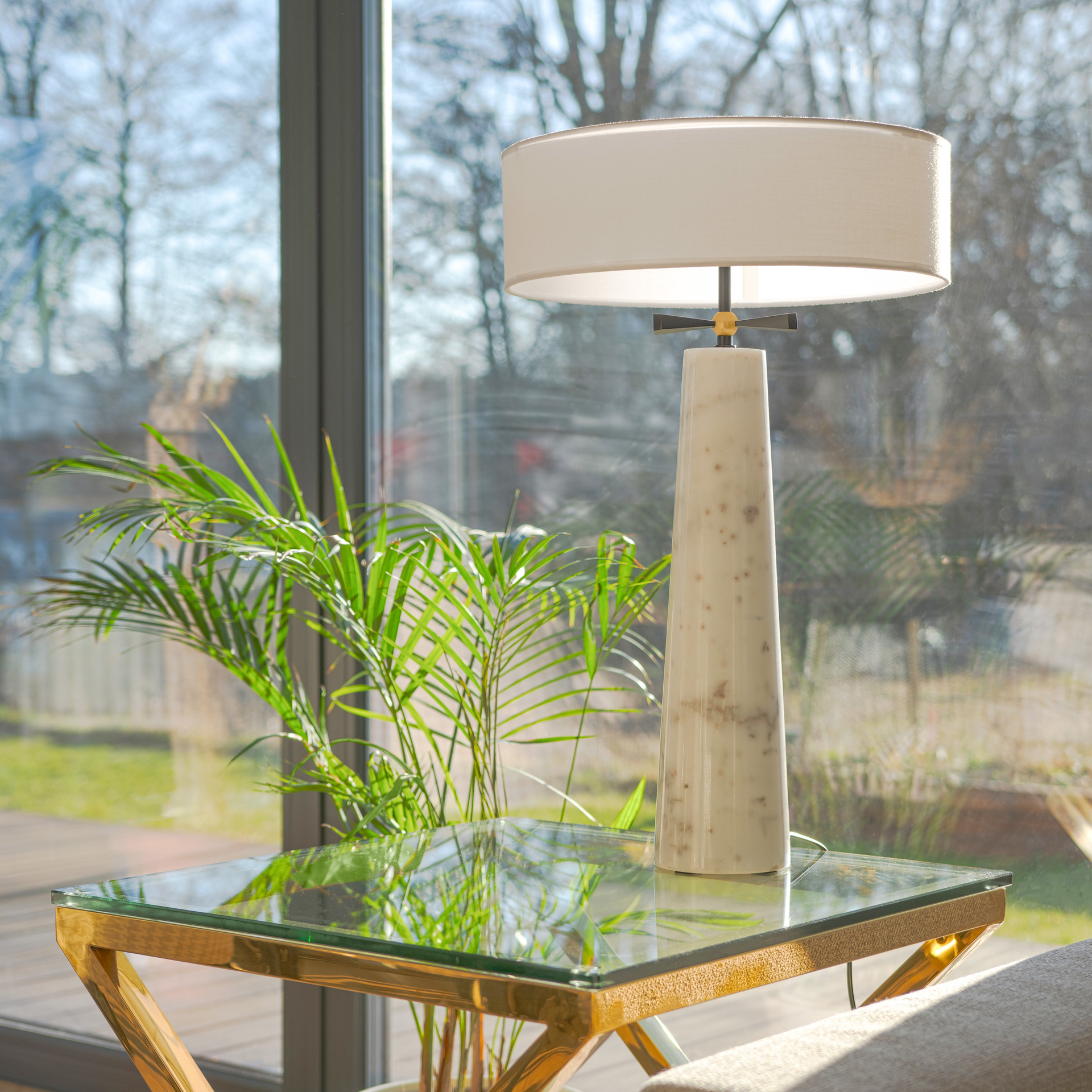 Lampe à Poser Bow — Pied Marbre et Nœud Papillon par Cosmolight Lampe à Poser Bow — Pied Marbre et Nœud Papillon en situation
