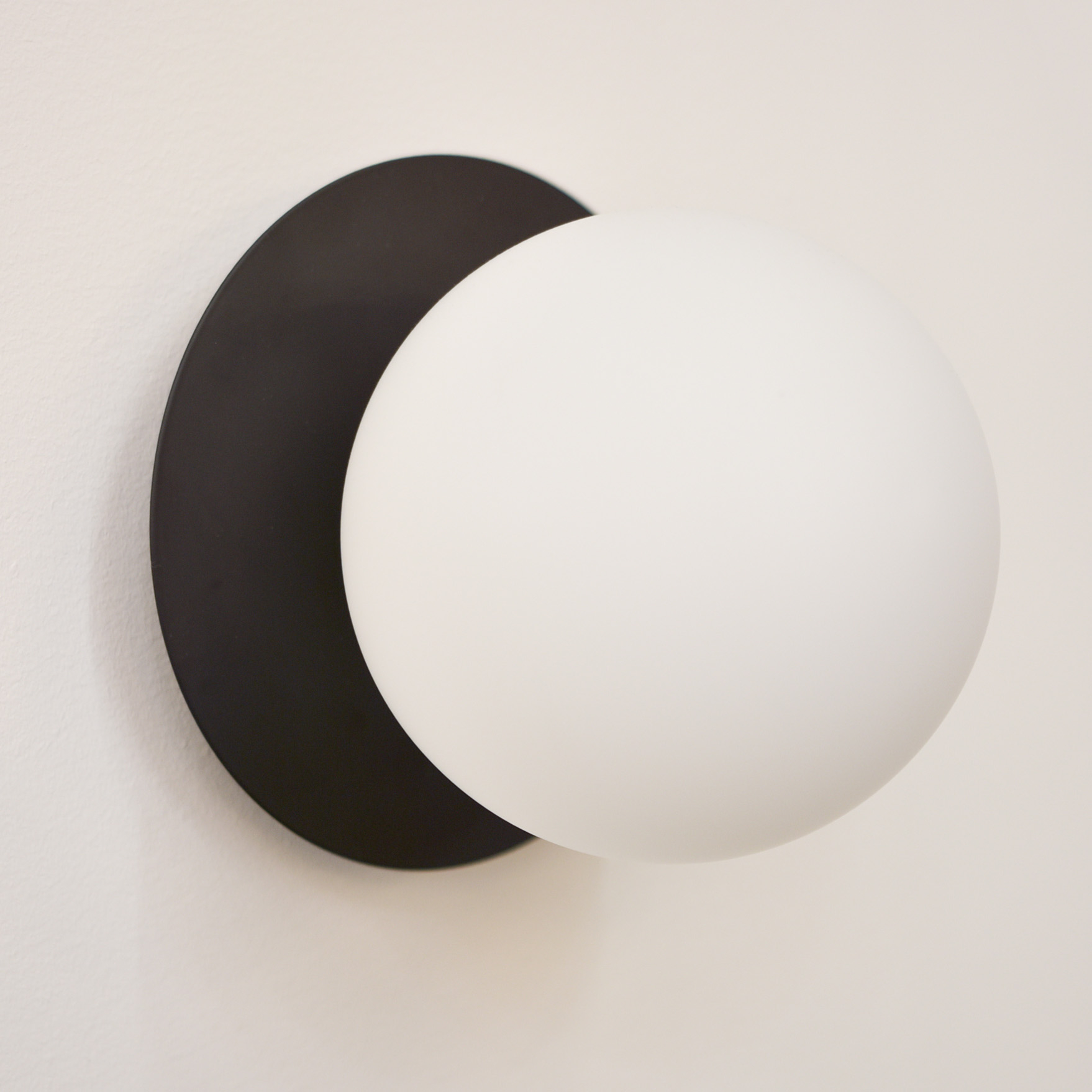 Applique Cape Town — Disque et Globe par Cosmolight Applique Cape Town — Disque et Globe en situation