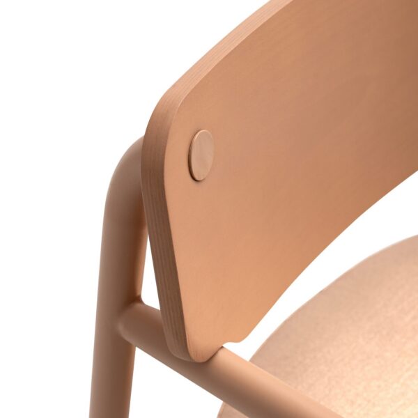 Chaise — vue d'angle, structure cintrée et assise rembourrée