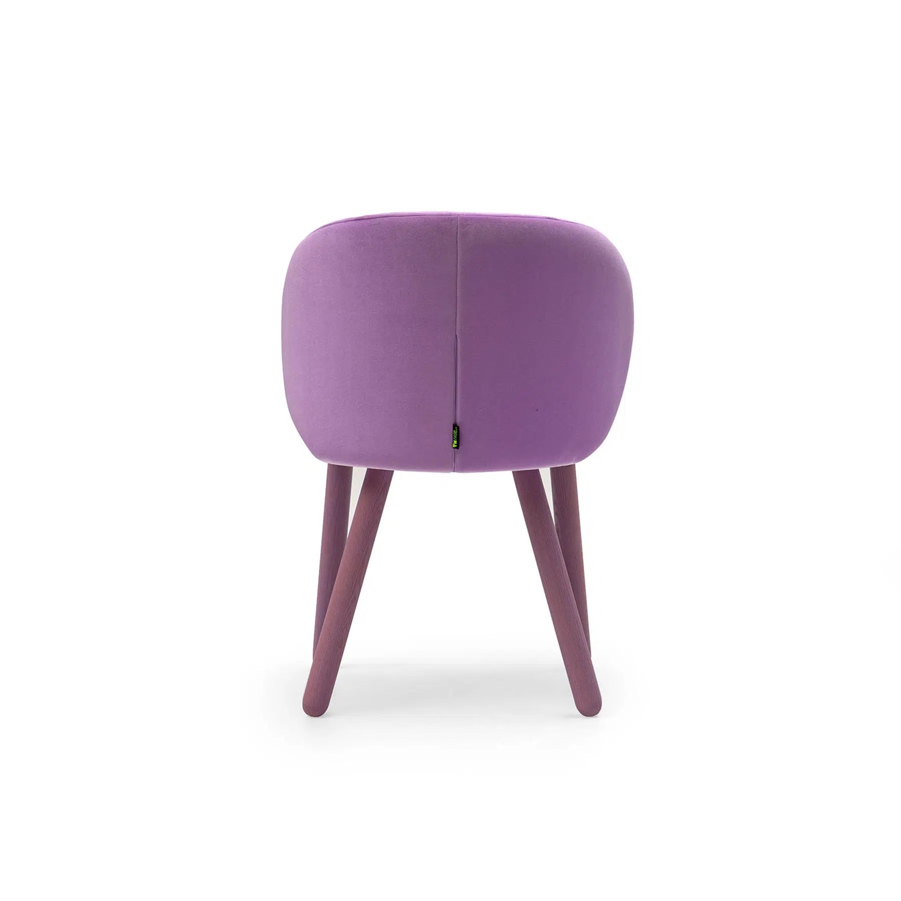 Chaise Cora — vue d'angle, piètement bois et lignes courbes