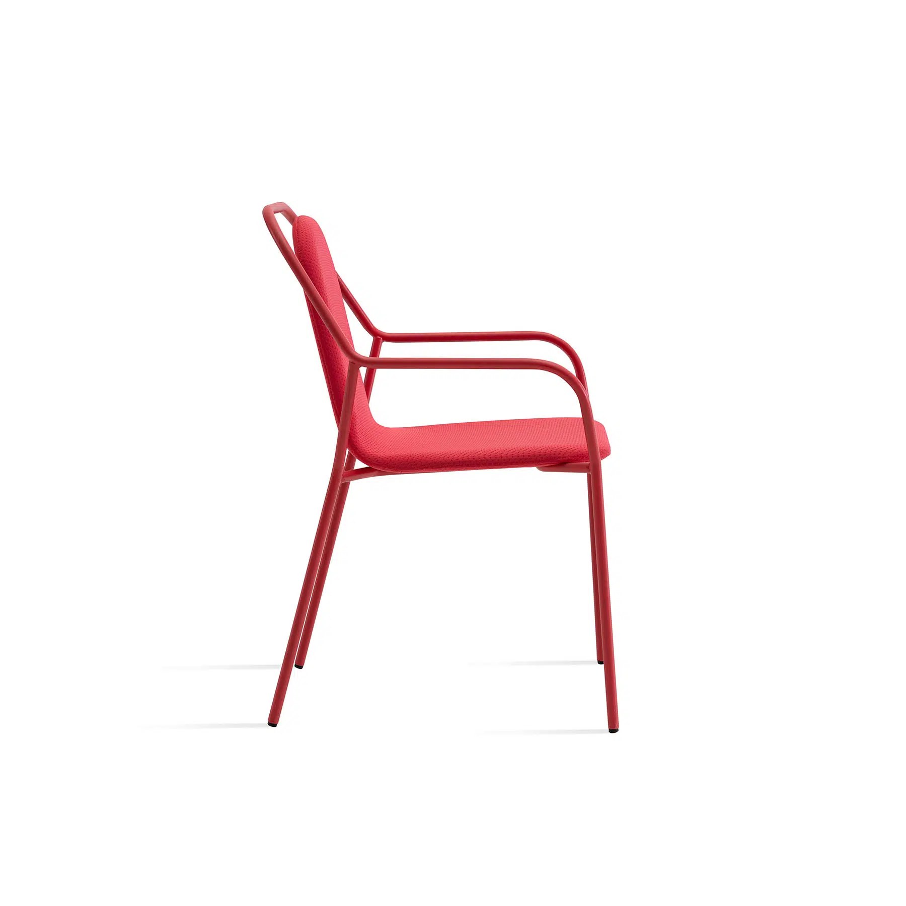 Chaise Hemson — vue d'angle, dossier suspendu avec accoudoirs