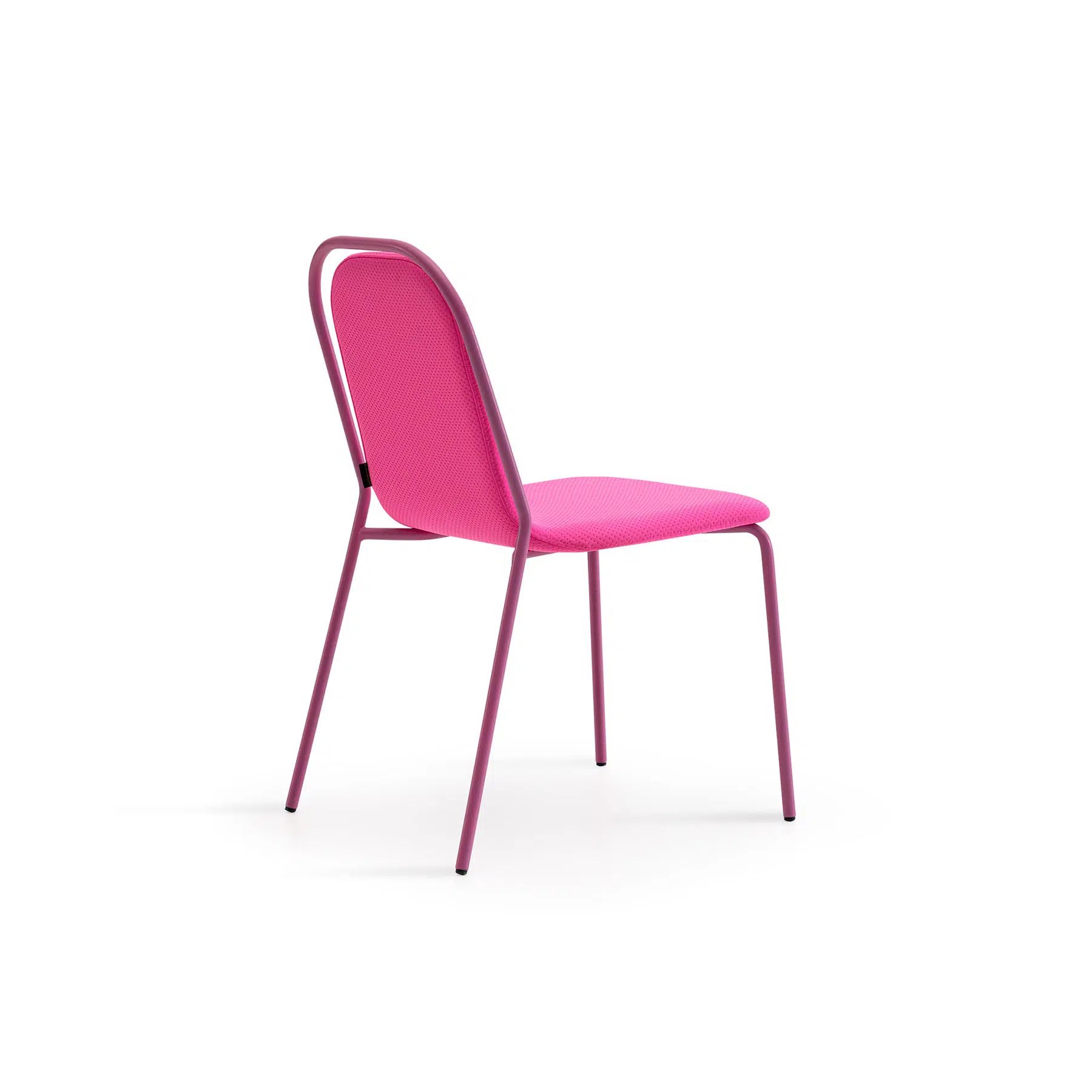 Chaise Hemson — vue d'angle, dossier suspendu sans accoudoirs