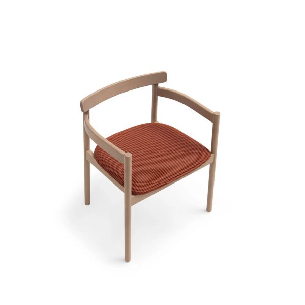 Chaise — vue d'angle, structure bois apparente avec accoudoirs