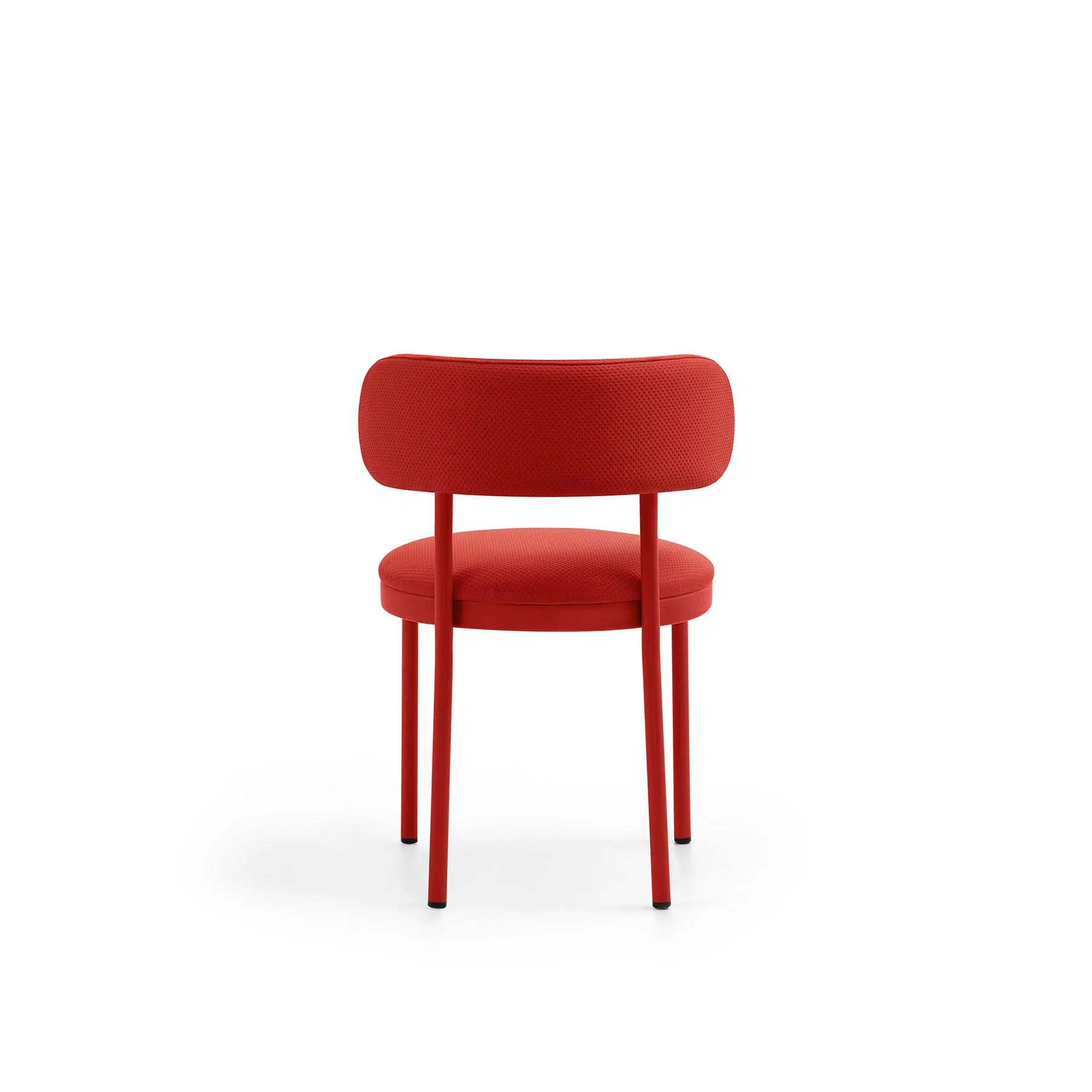 Chaise Ora — vue d'angle, dossier courbe esthétique rétro