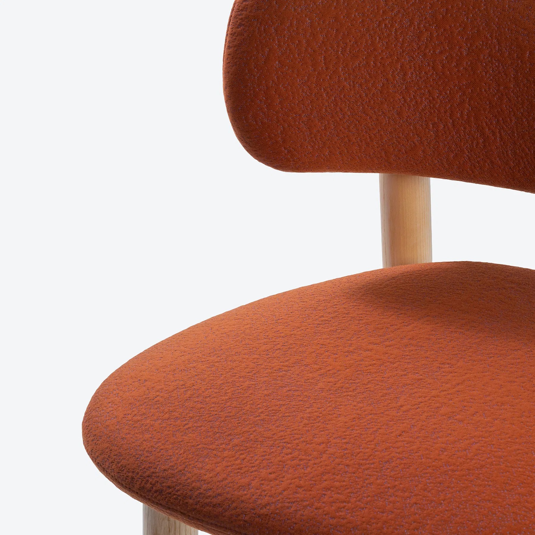 Chaise Suna — vue d'angle, structure bois et assise rembourrée