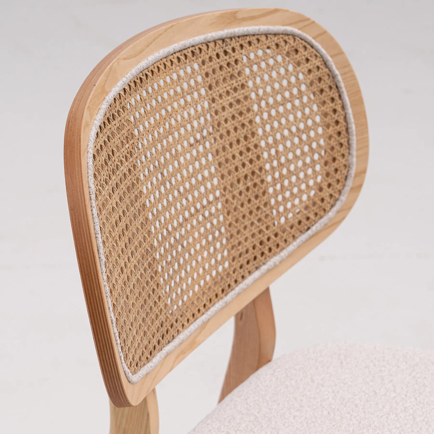 Chaise Viena — vue d'angle, dossier cannage naturel