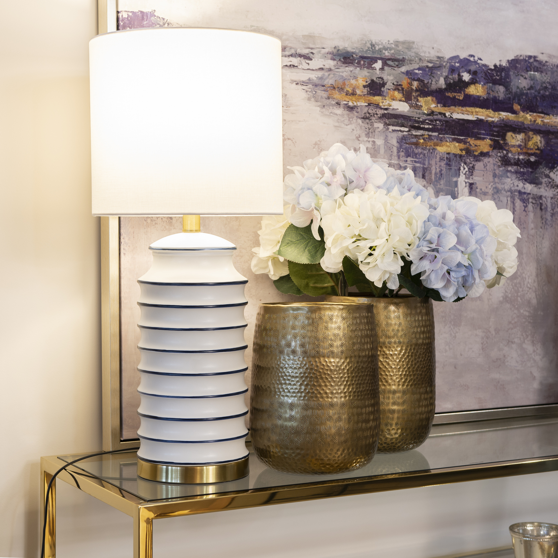 Lampe à Poser Coastal — Rayures Blanc et Laiton en situation