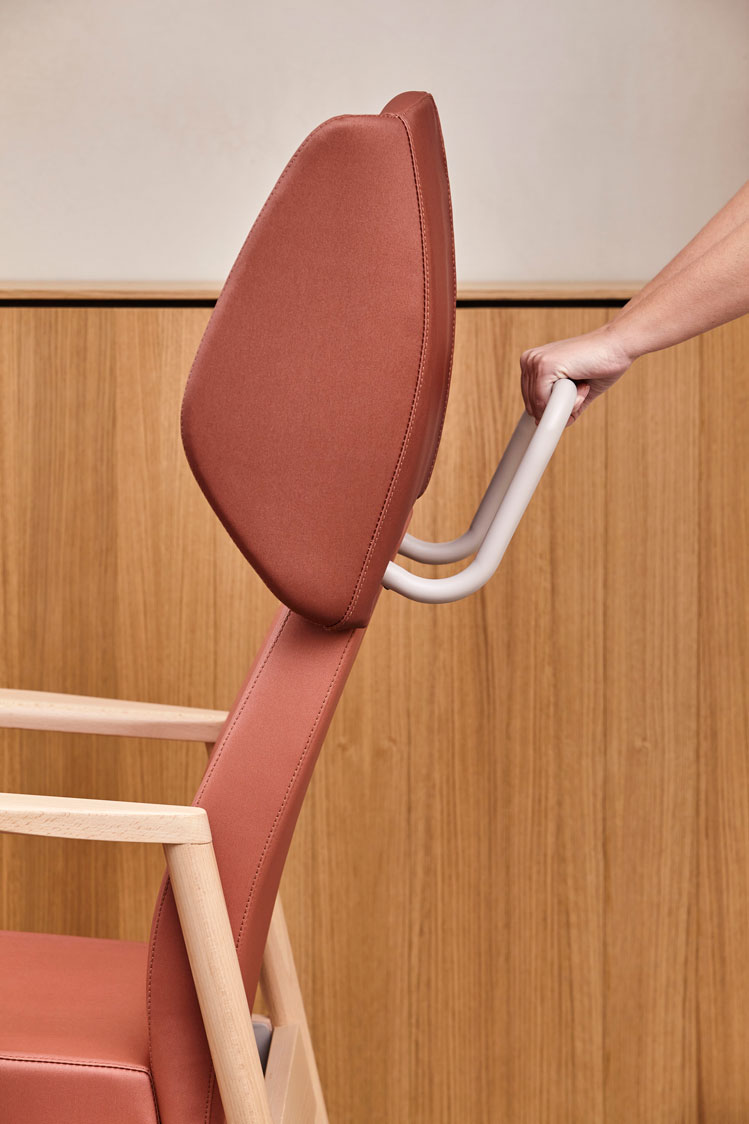 Fauteuil gériatrique accoudoirs ergonomiques