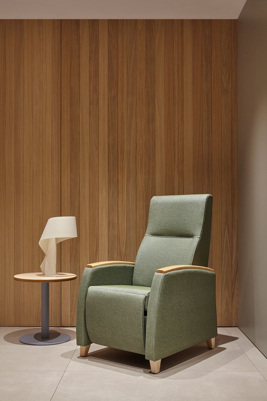 Fauteuil releveur accoudoirs bois