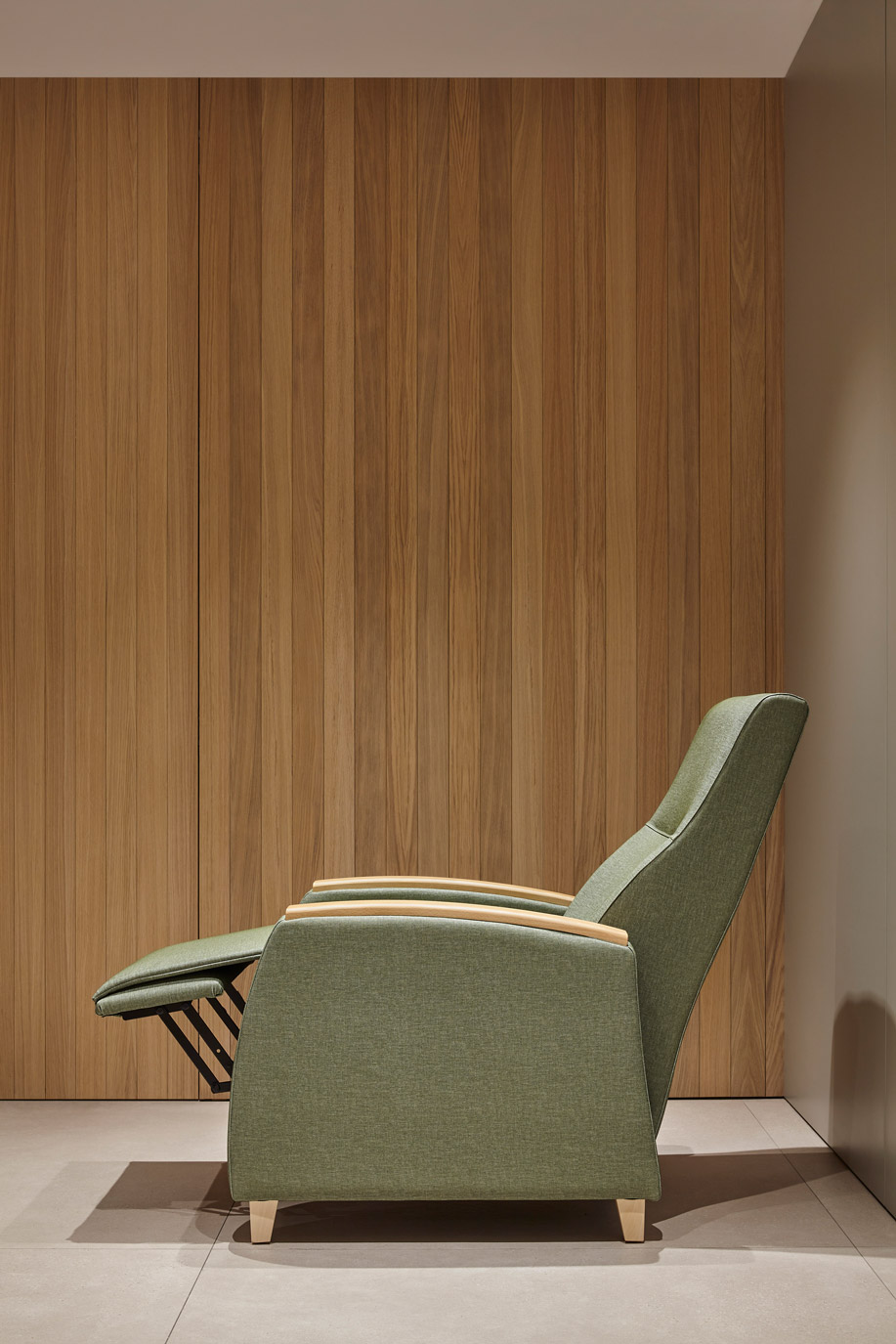 Fauteuil releveur accoudoirs bois