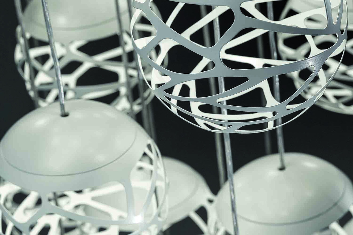Suspension pour Table à Manger : Comment Bien la Choisir ? Détail de la suspension table à manger Kelly Cluster Lodes, découpe laser en métal