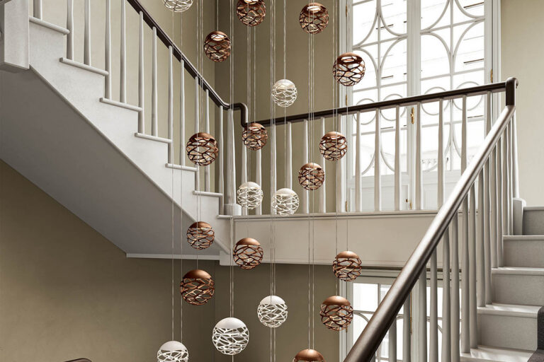 Suspension table a manger Kelly Cluster Lodes composee en grappe dans une cage d escalier
