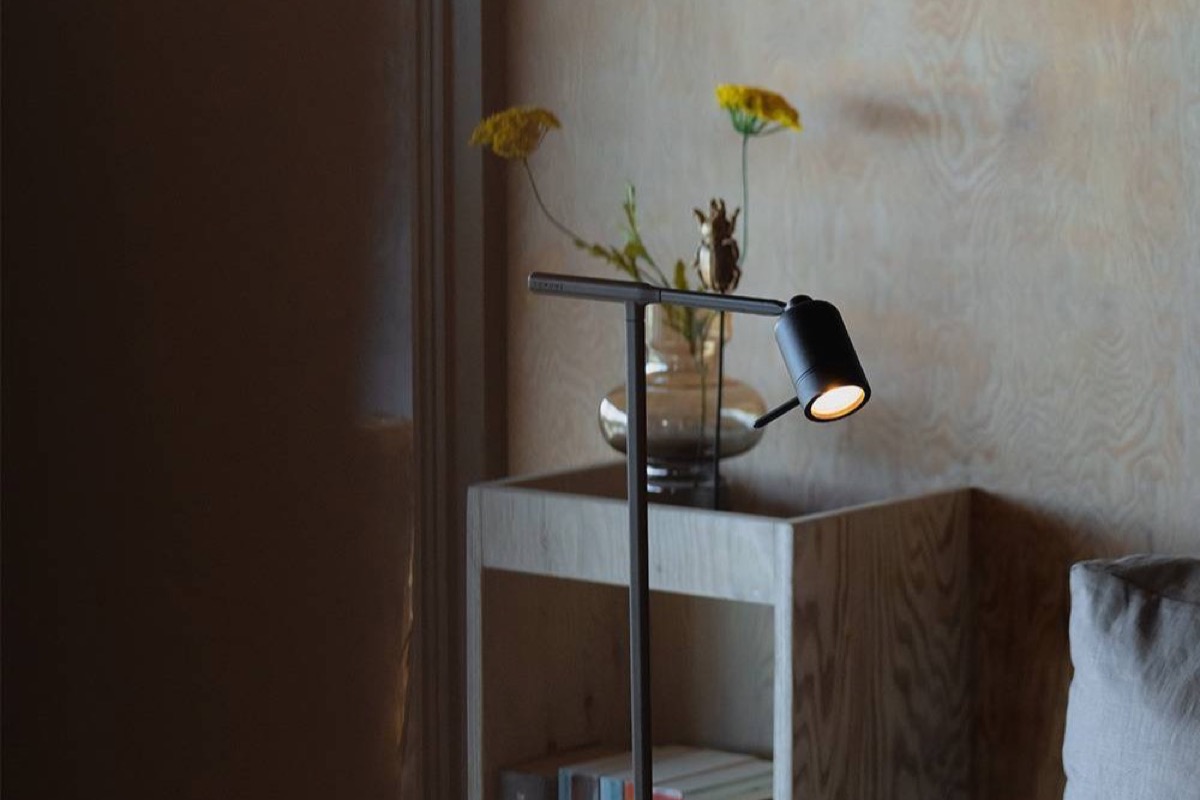 Lampadaire Spot Orientable : Comment Bien Choisir ? lampadaire spot orientable Tonone ONE+ en situation