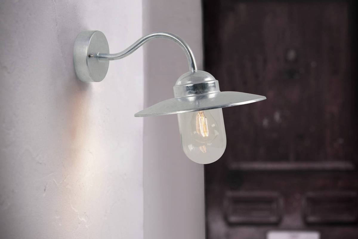 Applique Extérieure Murale : Quel Modèle pour Quelle Façade ? Applique extérieure murale Luxembourg Nordlux sur un mur enduit blanc près d'une porte d'entrée