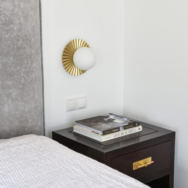 Luminaire laiton et cuivre : suspensions, appliques et lampes Applique Marbella — Éventail Laiton et Globe Blanc en situation