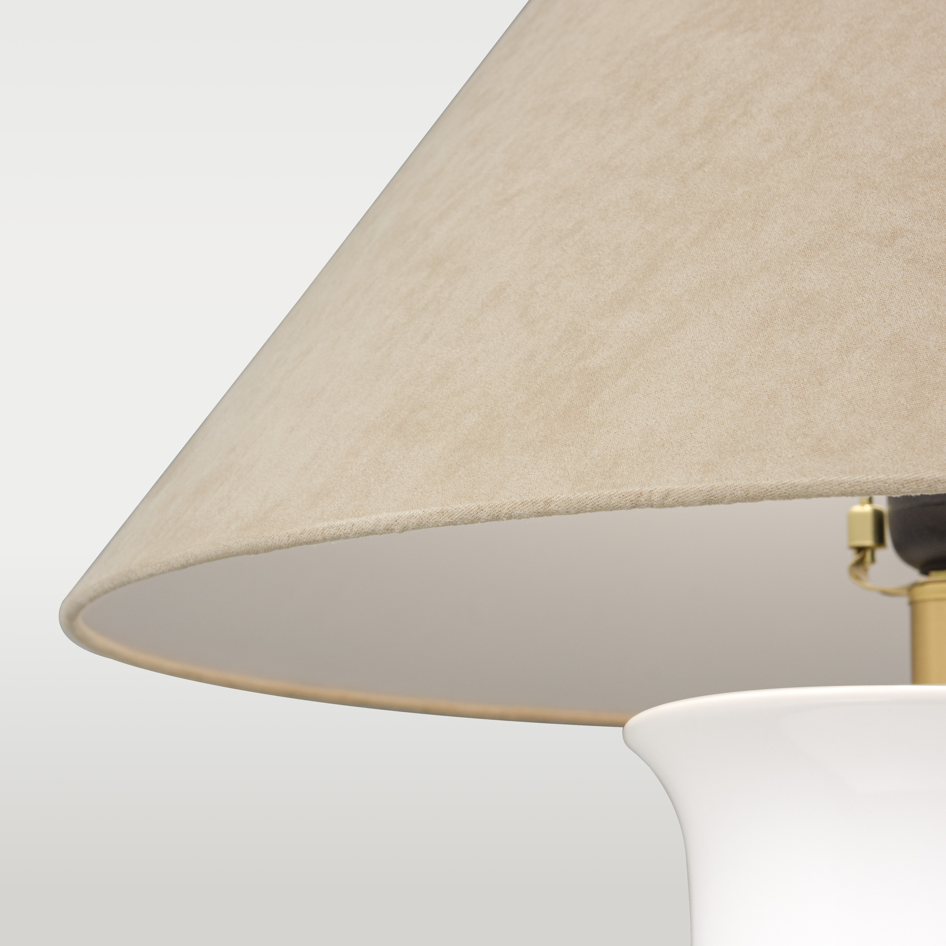 Lampe à Poser Monroe — Colonne Blanche et Laiton par Cosmolight Lampe à Poser Monroe — Colonne Blanche et Laiton en situation