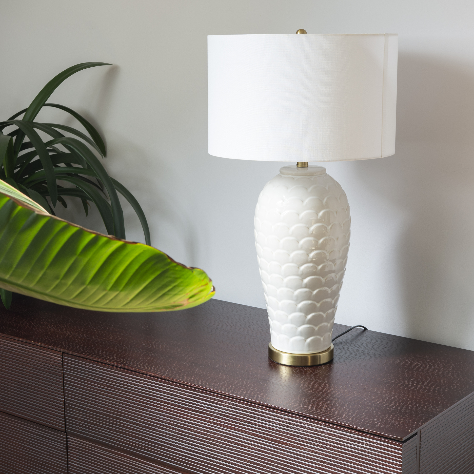Lampe à Poser Murcia — Base Écailles Ivoire par Cosmolight Lampe à Poser Murcia — Base Écailles Ivoire en situation