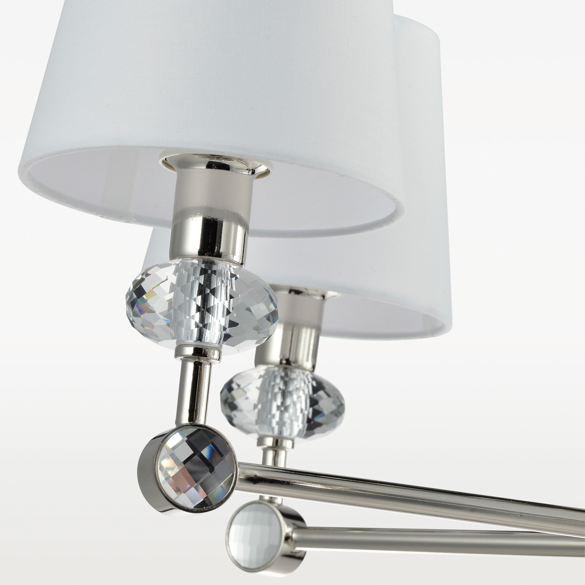 Lustre Doha — Bras Nickel et Abat-Jours Blancs en situation