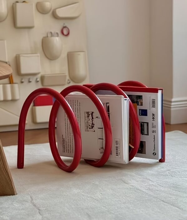 porte revues design rouge avec livres