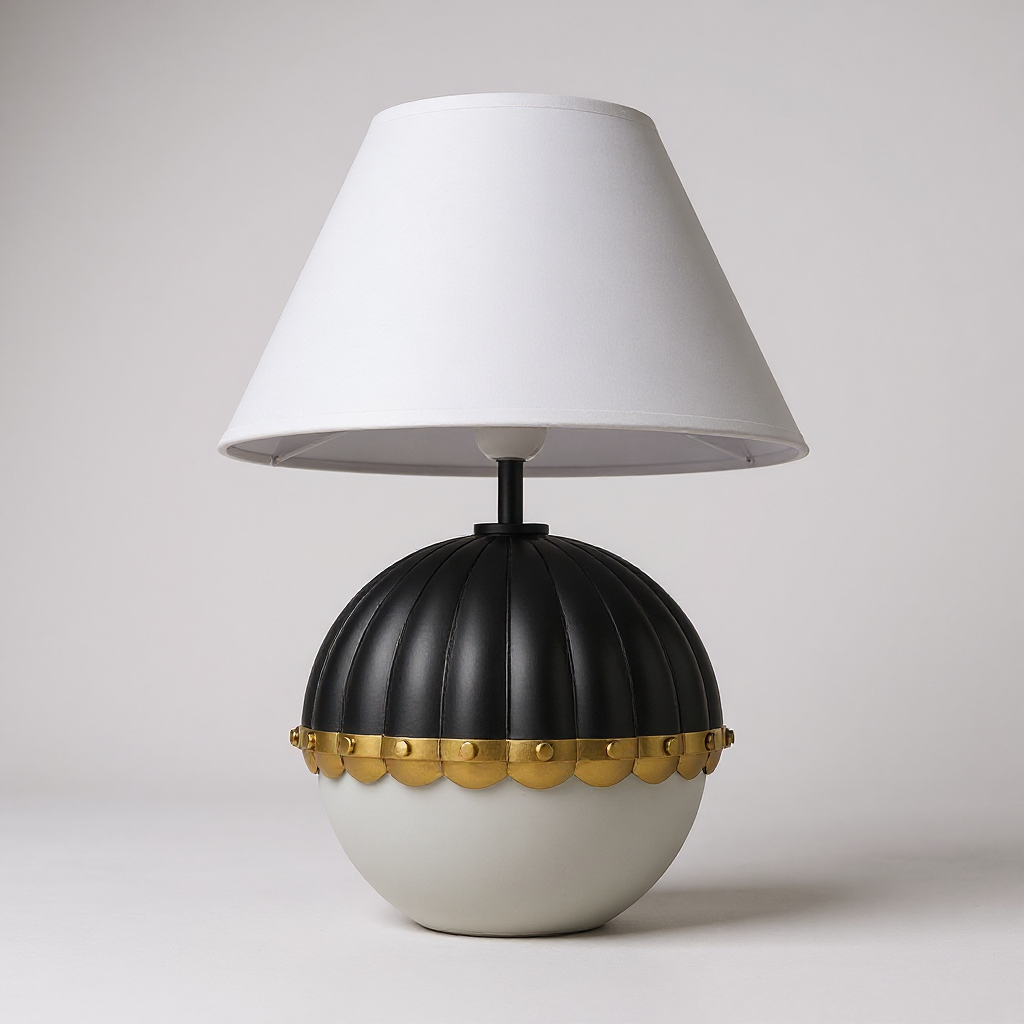 Lampe à Poser Pralines — Globe Cannelé et Bande Dorée par Cosmolight Lampe à Poser Pralines — Globe Cannelé et Bande Dorée en situation