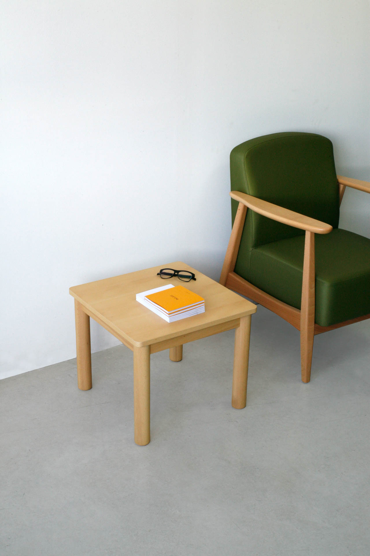 Table d'appoint bois salle d'attente