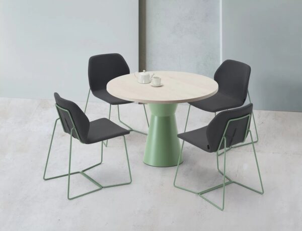 Table bistrot bois en situation avec chaises restaurant