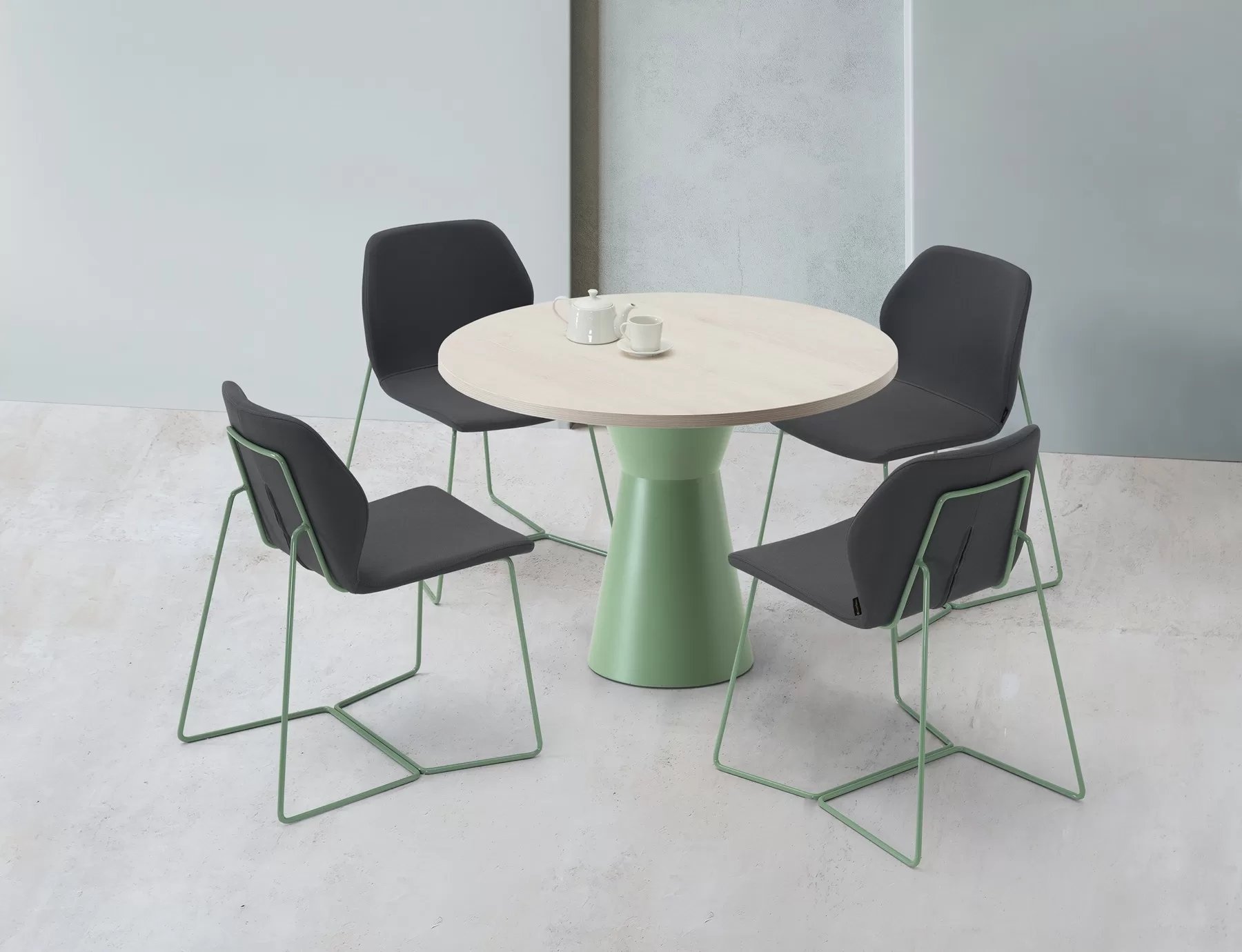 Table bistrot bois NUN en situation avec chaises restaurant