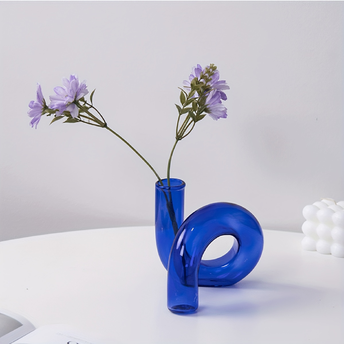 vase verre bleu en situation avec fleurs