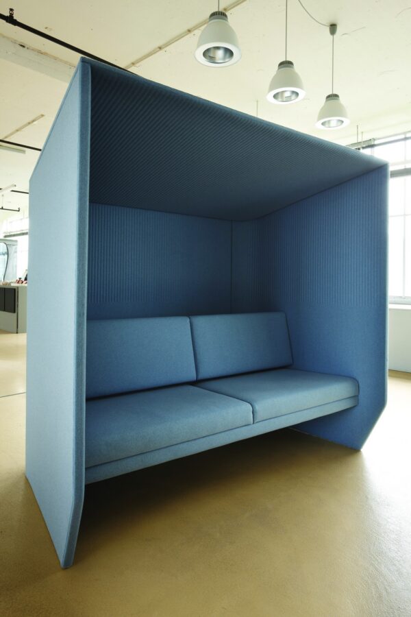 alcôve acoustique BuzziHub BuzziSpace bleue avec banquette dans un espace de bureau