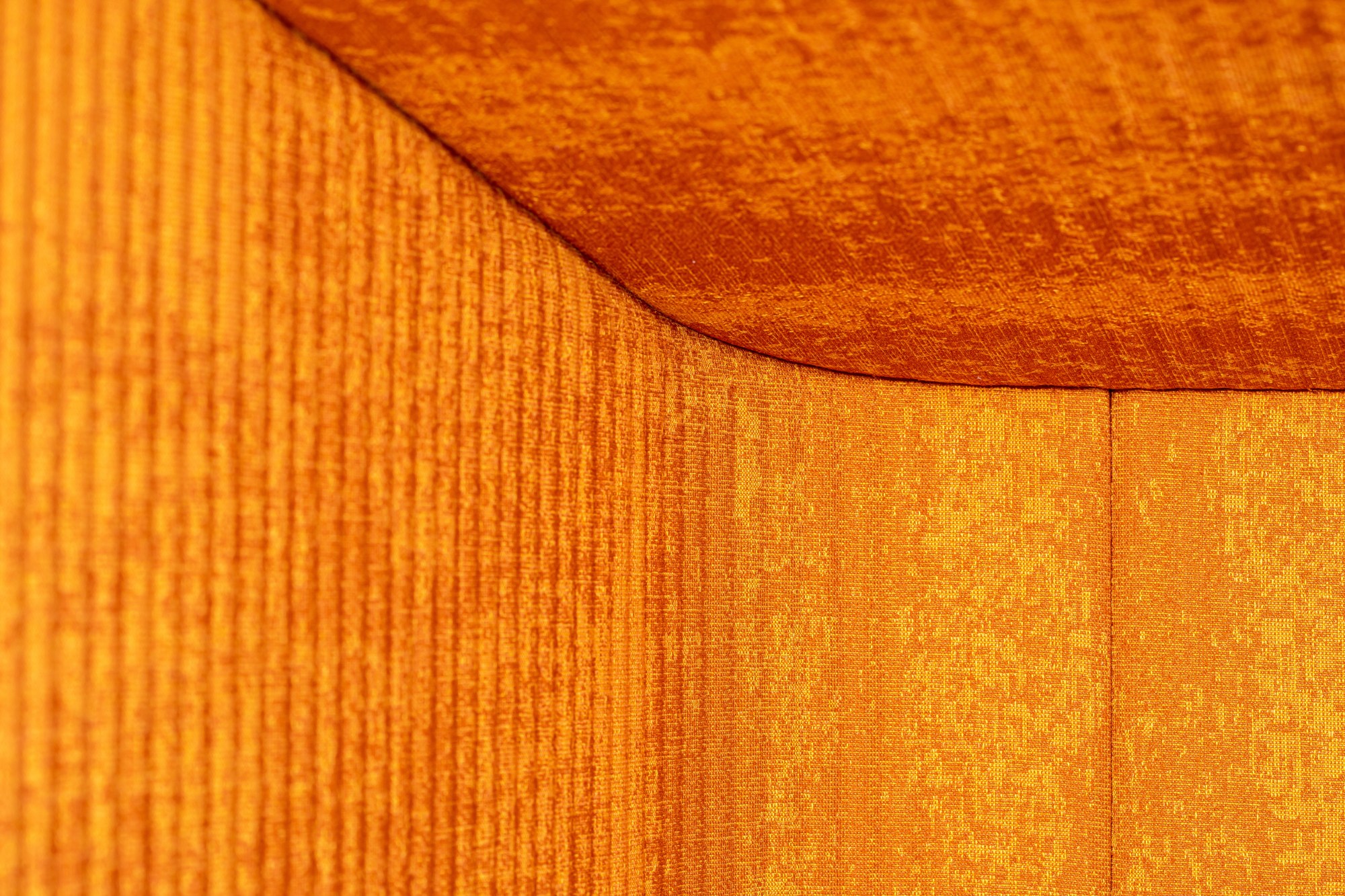 Alcôve acoustique BuzziHub par BuzziSpace, simple ou double alcôve acoustique BuzziHub BuzziSpace, détail du motif 3D Rib et du tissu orange