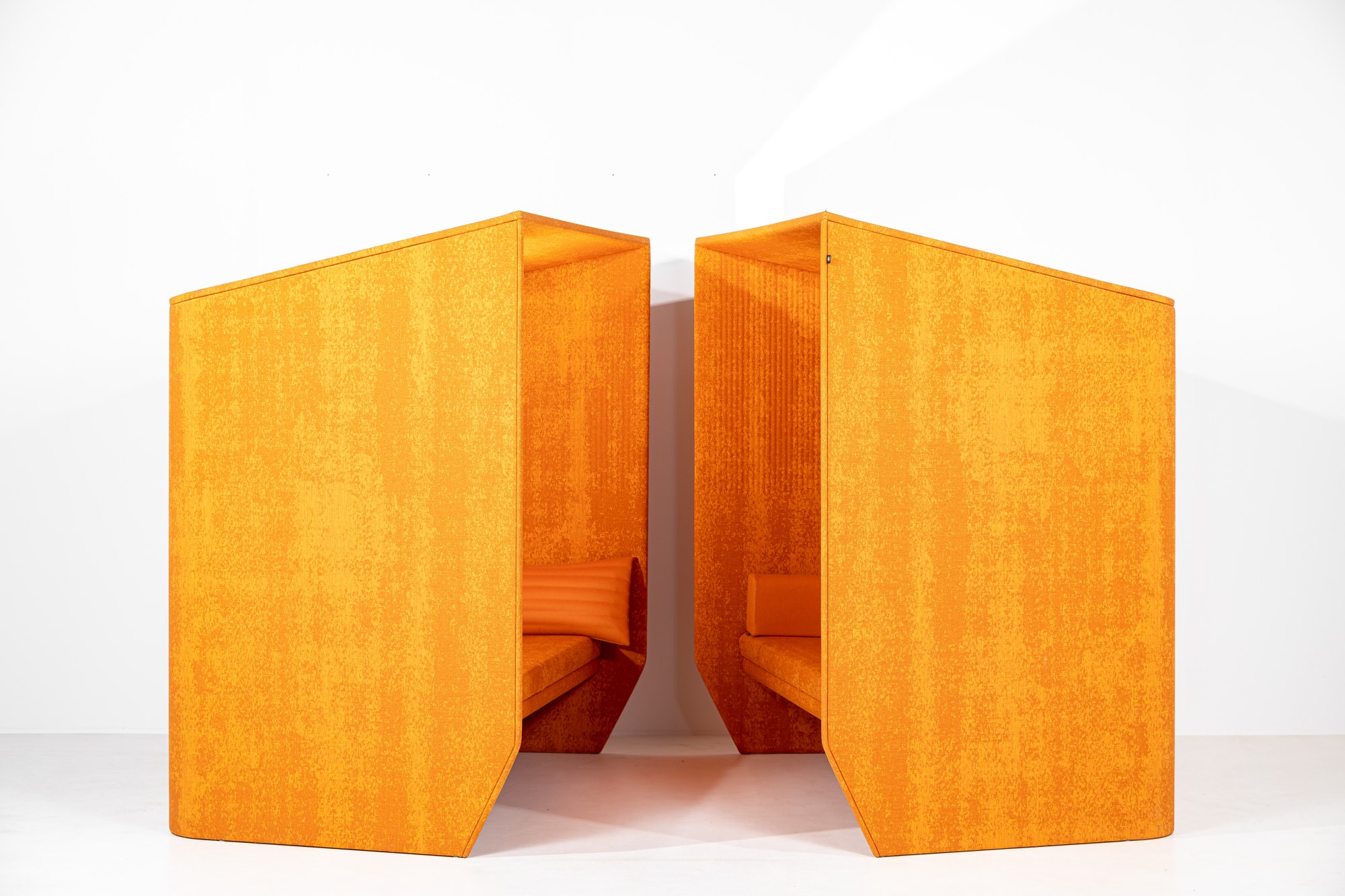 Alcôve acoustique BuzziHub par BuzziSpace, simple ou double deux alcôves acoustiques BuzziHub BuzziSpace Single orange, fond blanc