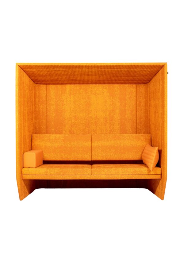 alcôve acoustique BuzziHub BuzziSpace orange avec banquette, coussin et accoudoir, fond blanc