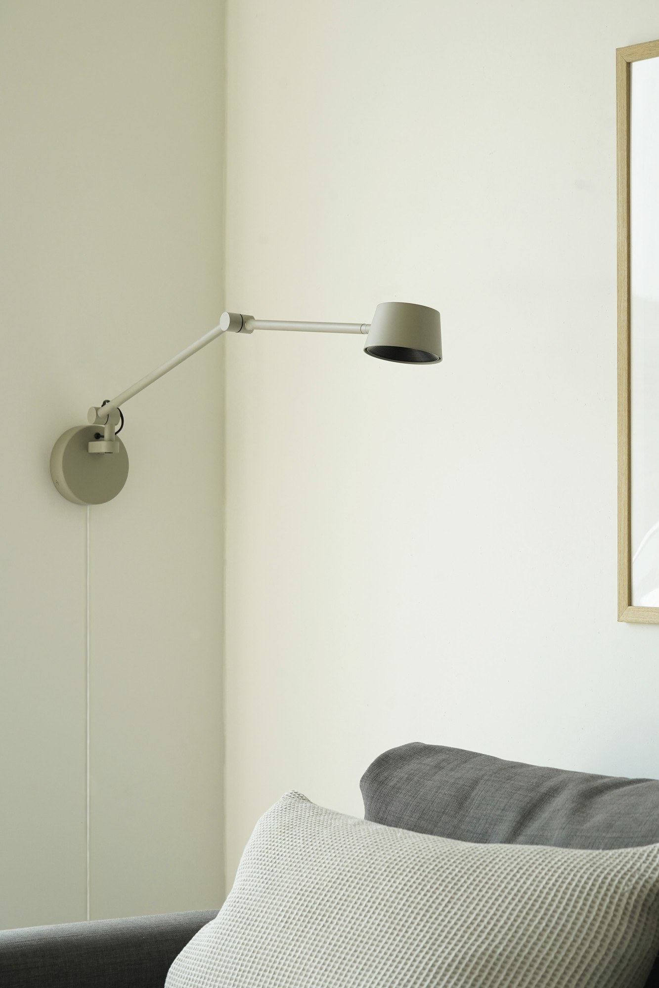 Applique articulée Direction Wall LED en métal par Antidark applique articulée Direction Wall Antidark en gris mat dans un coin lecture
