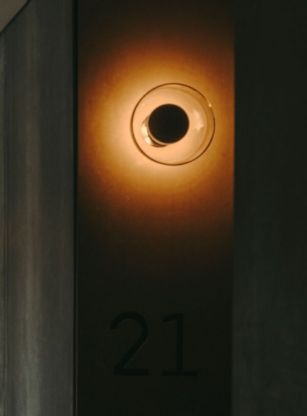 Applique Aura Marset allumée dans un couloir