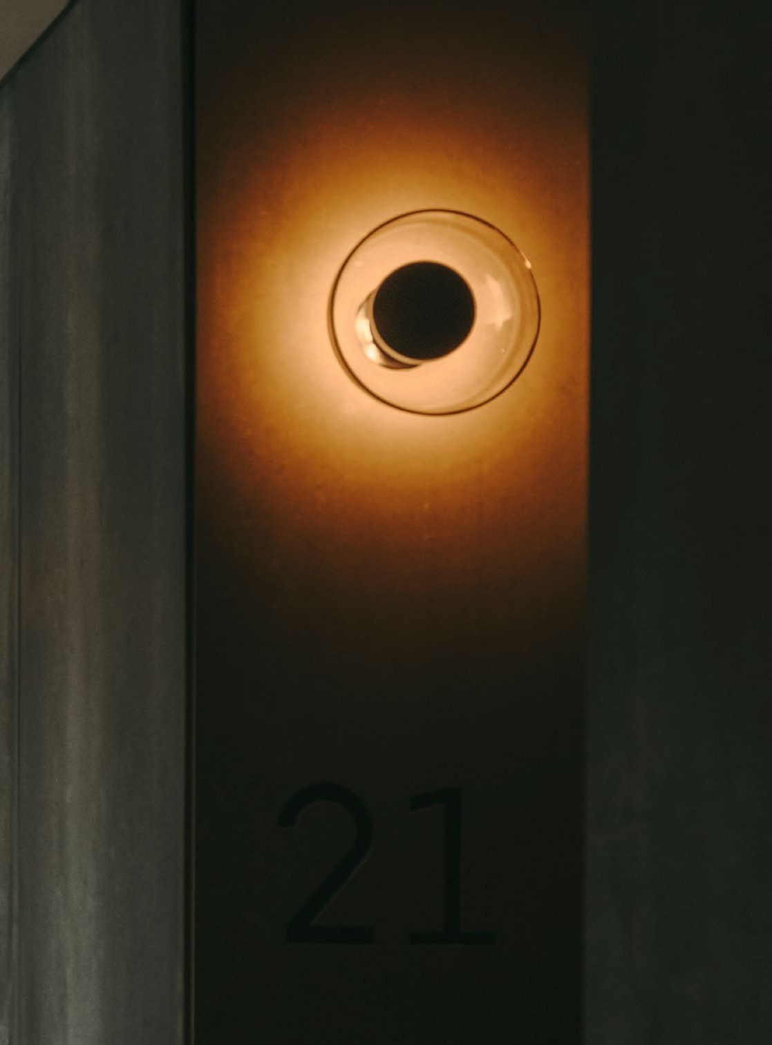 Applique Aura Marset allumée dans un couloir