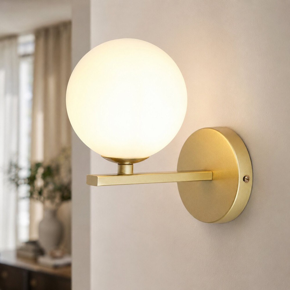 Applique boule opale G9, noire, laiton ou verre fumé, 20 cm applique boule opale G9 version laiton sur un mur beige