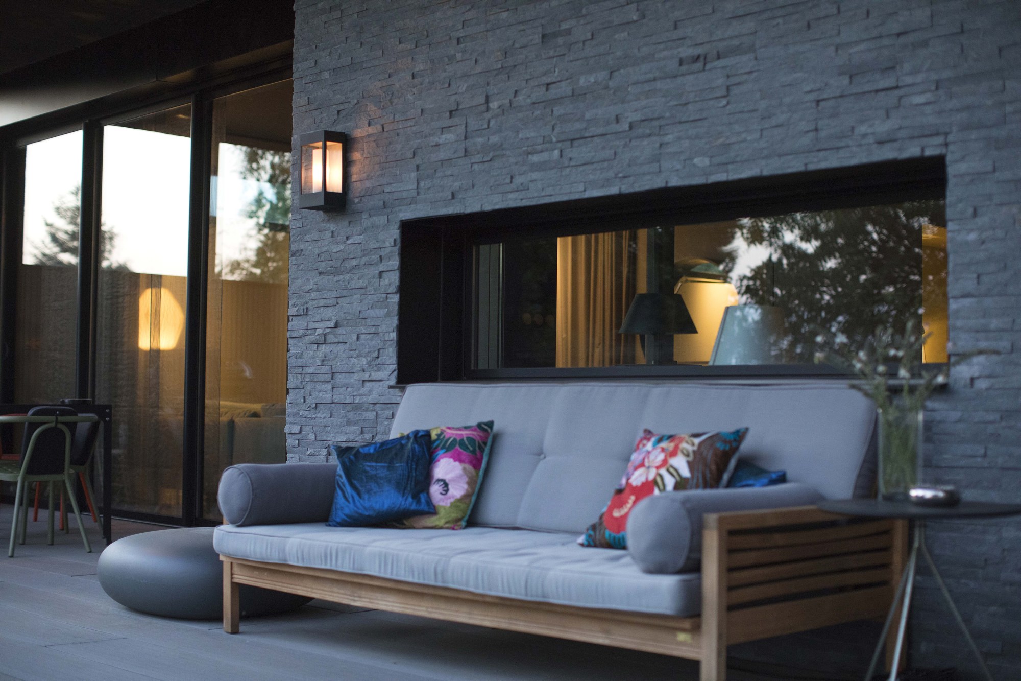 Applique Brick² en aluminium, verre ou PMMA, Roger Pradier applique Brick² gris noir sur un parement en ardoise au-dessus d une terrasse