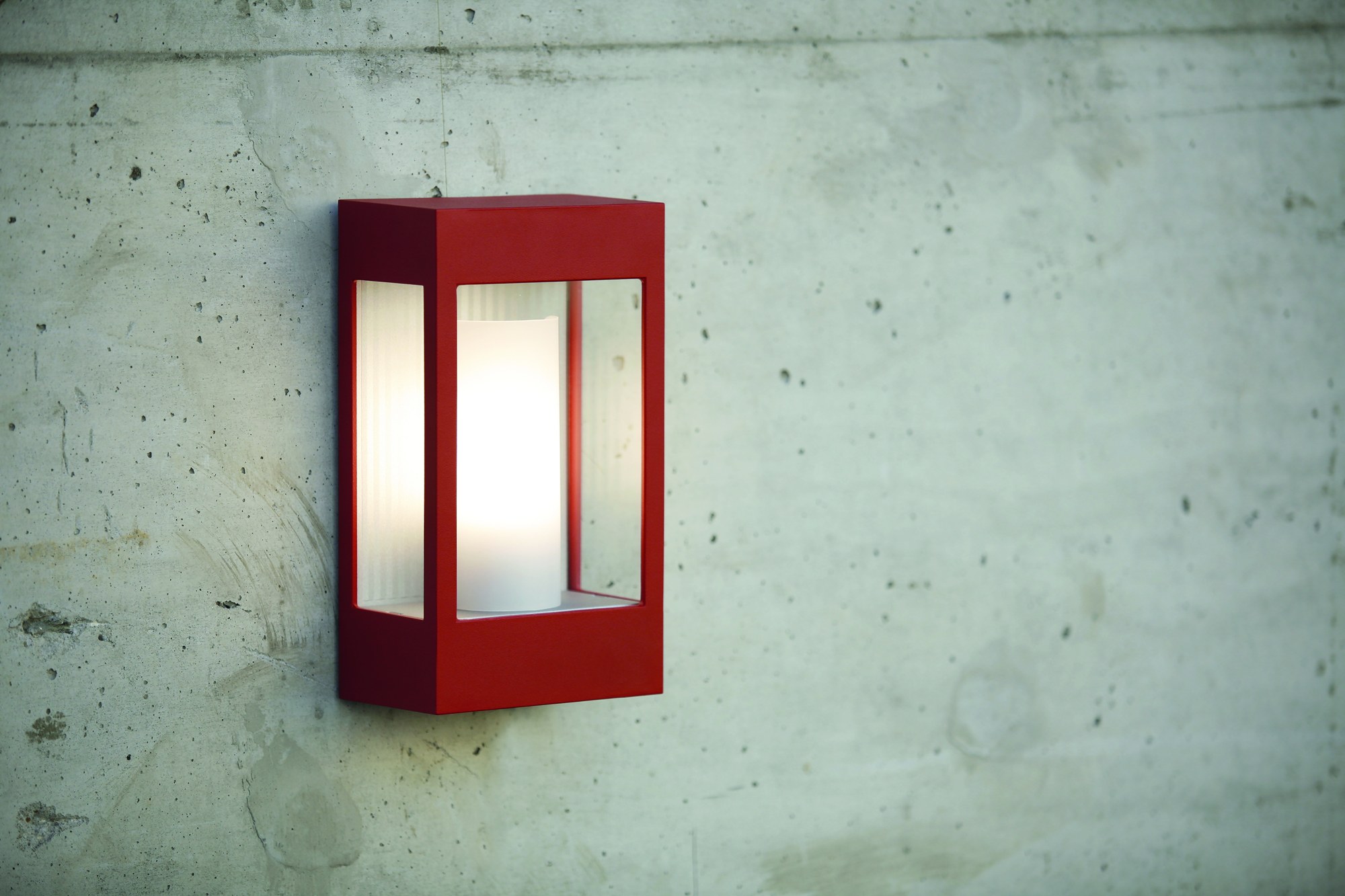 Applique Brick² en aluminium, verre ou PMMA, Roger Pradier applique Brick² rouge tomate allumée sur un mur en béton