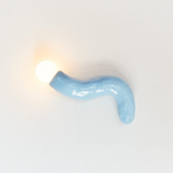 applique céramique Floaters allumée au mur, bras bleu ciel émaillé