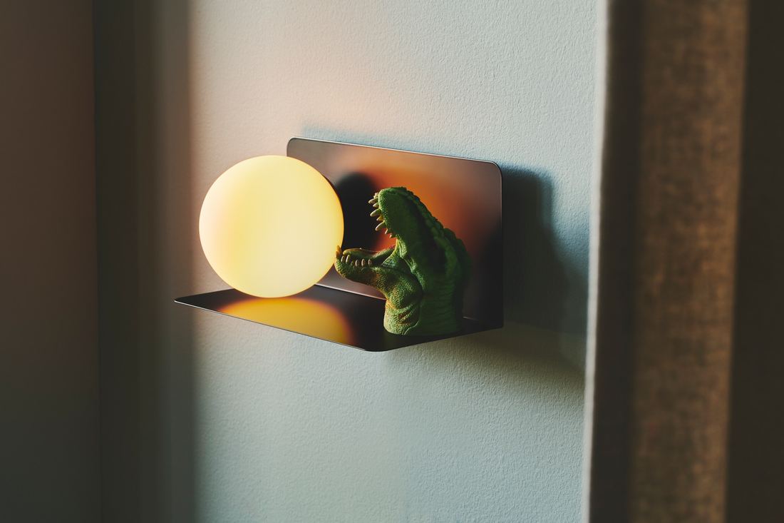 Luminaire chambre enfant ou ado : comment bien le choisir ? Applique chambre enfant Nordlux Lilibeth en verre opale avec étagère intégrée