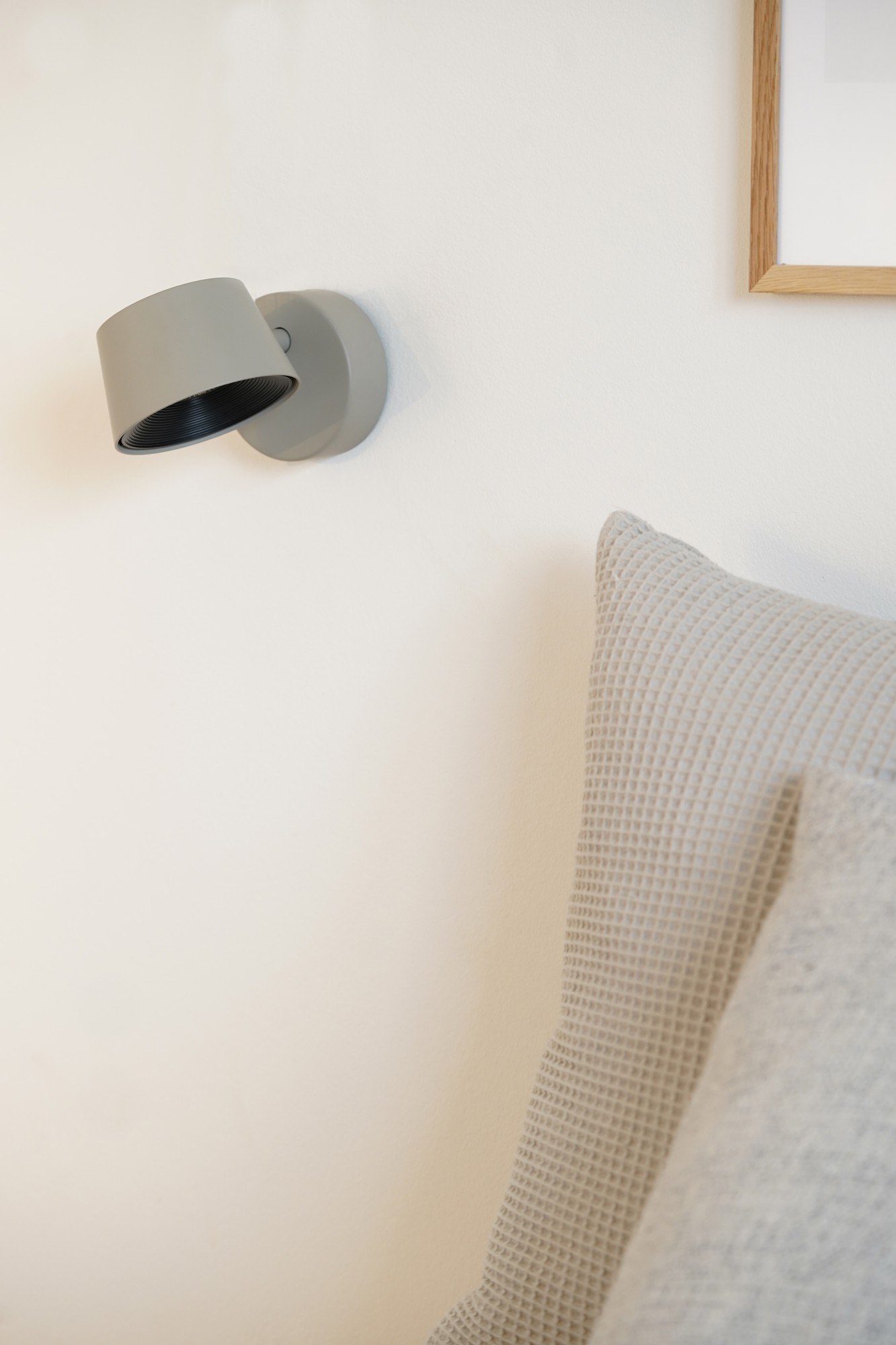 Applique Direction Wall Short LED en métal par Antidark applique Direction Wall Short Antidark en gris mat, détail de la tête orientable