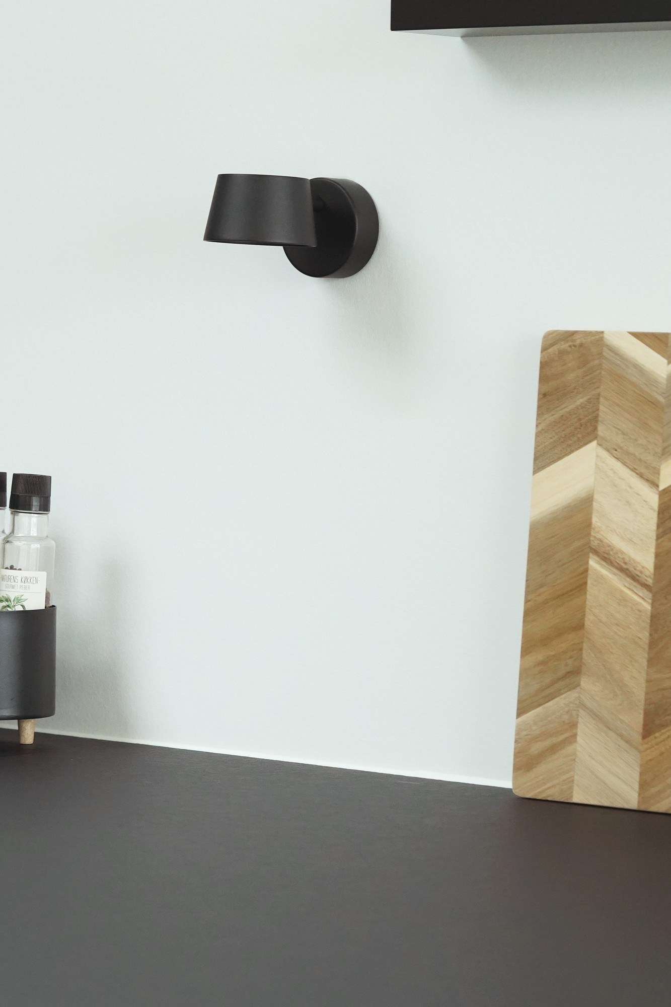 Applique Direction Wall Short LED en métal par Antidark applique Direction Wall Short Antidark noire au mur d'une cuisine