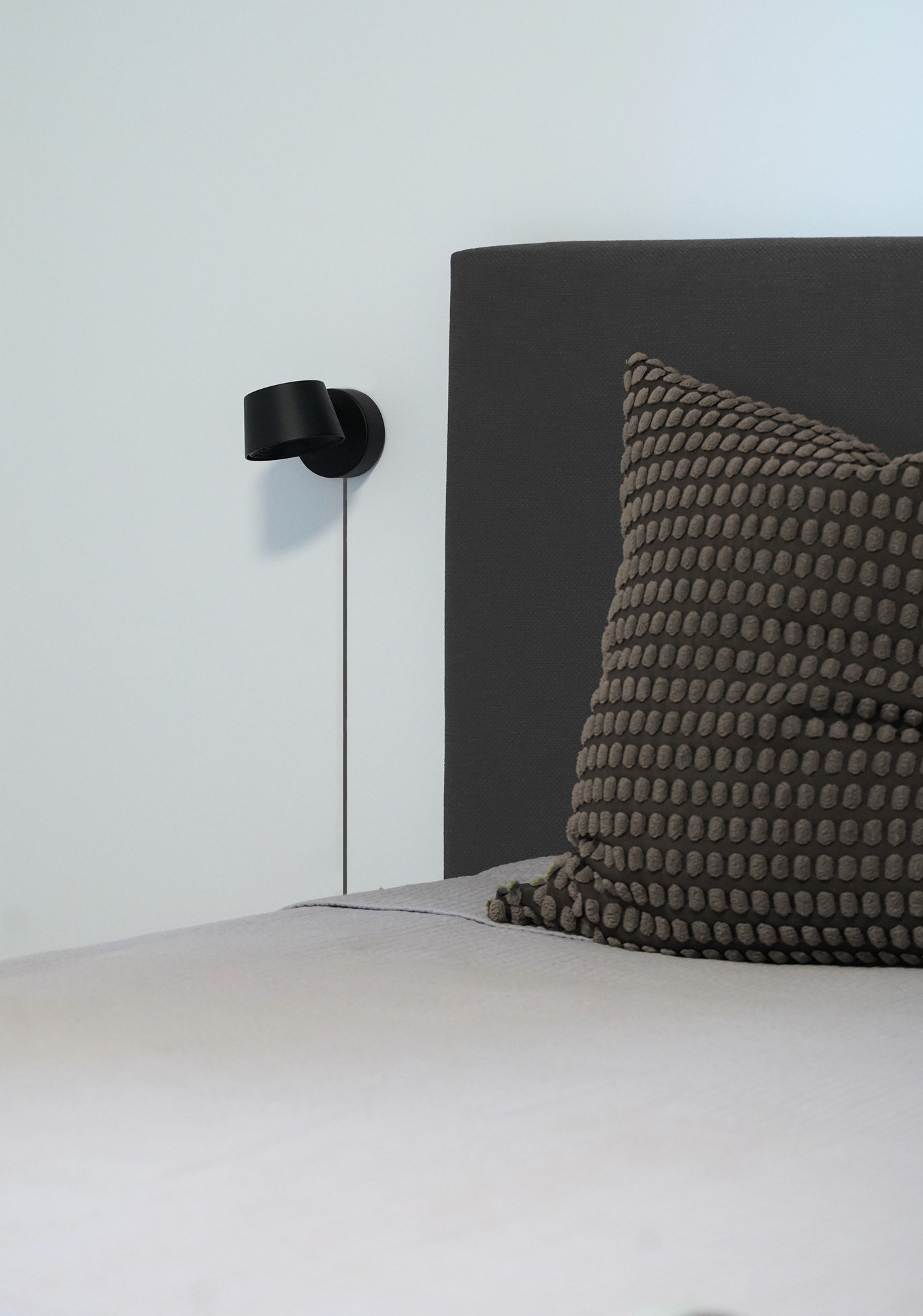 Applique Direction Wall Short LED en métal par Antidark applique Direction Wall Short Antidark noire au-dessus d'une tête de lit