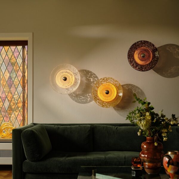 applique Disco Rama Design by Us, en situation dans un salon, trois coloris