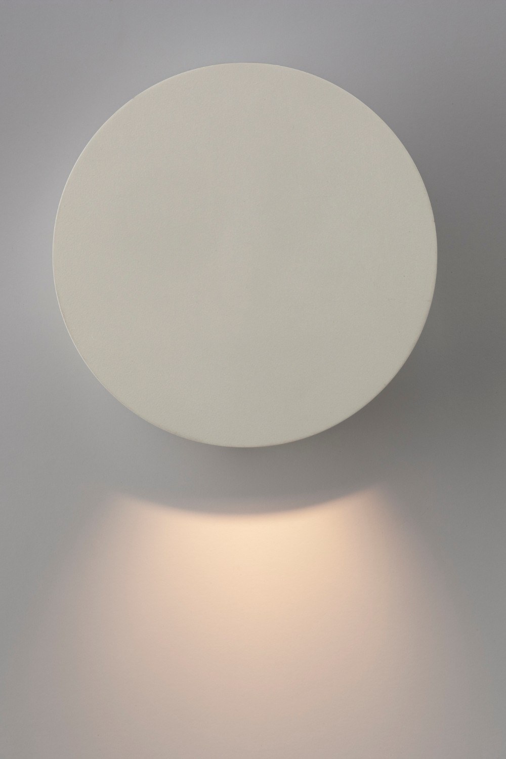 Applique Dot Wall W120 LED en aluminium par Antidark applique Dot Wall W120 Antidark blanche allumée au mur