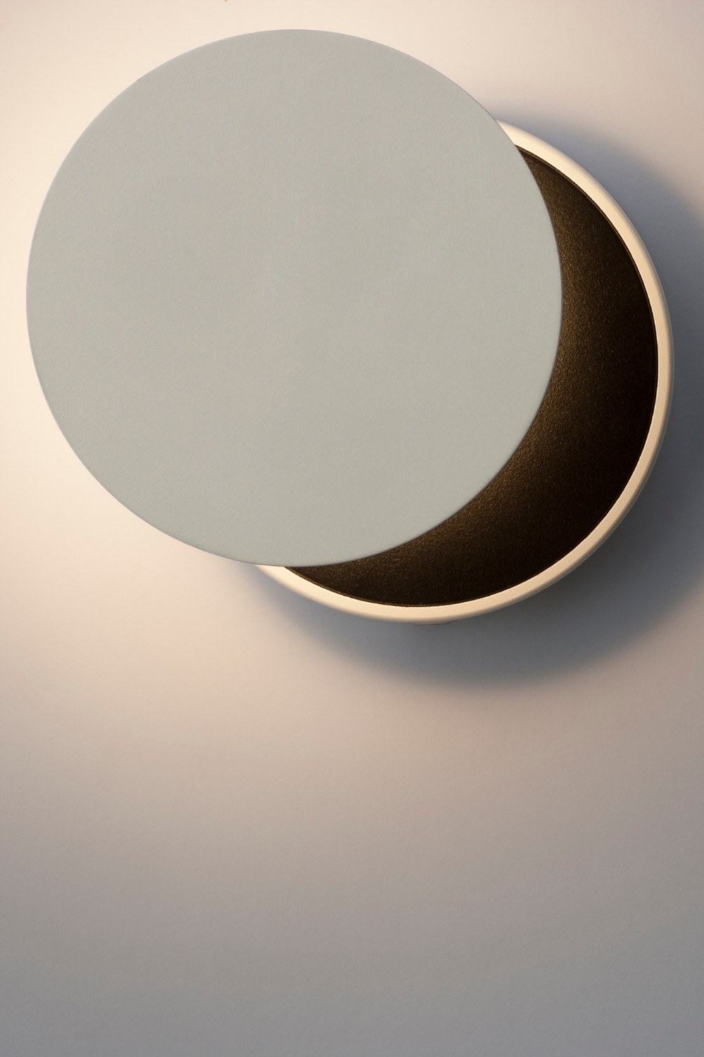 Applique Dot Wall W120 LED en aluminium par Antidark applique Dot Wall W120 Antidark, halo de lumière douce sur le mur